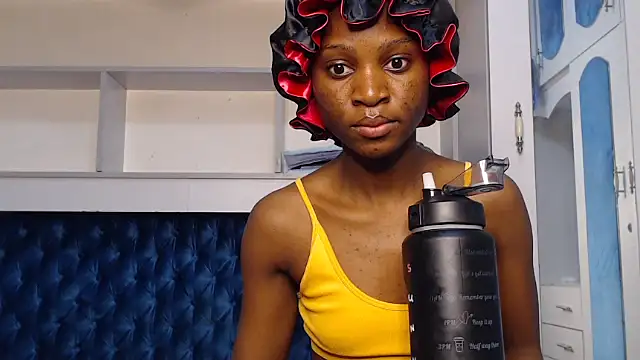 Snapshot of YoungDiva69 chatting on October 26, 6:52 am YoungDiva69 online show from October 26, 6:52 am