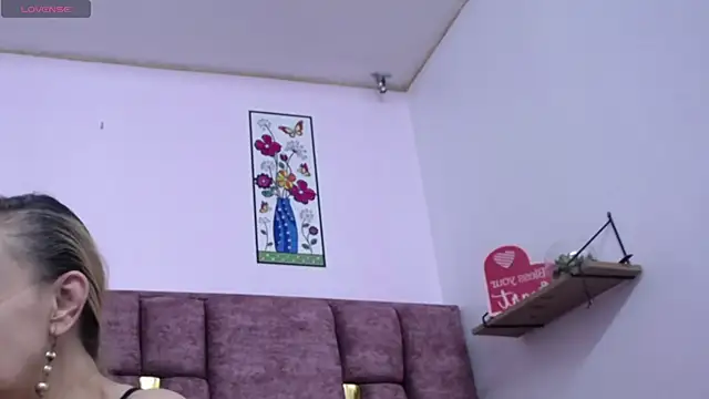 VICTORIAHANK  online show from April 18, 8:20 pm