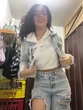 JullieBoo online show from March 4, 1:45 am