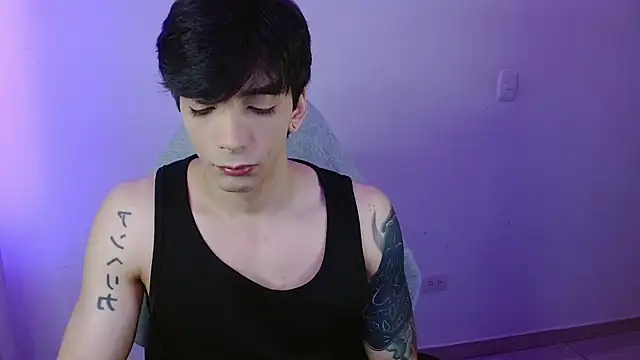 Snapshot of H3ll_B0I chatting on April 28, 2:38 am H3ll B0I online show from April 28, 2:38 am