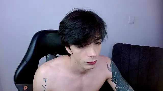 Snapshot of H3ll_B0I chatting on June 13, 4:10 am H3ll B0I online show from June 13, 4:10 am