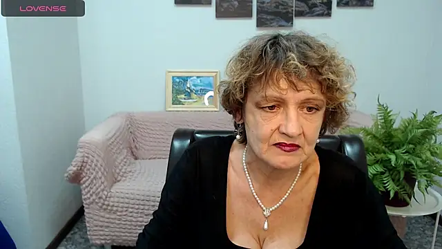 Snapshot of SexyGrandma_ chatting on February 5, 5:41 am SexyGrandma online show from February 5, 5:41 am