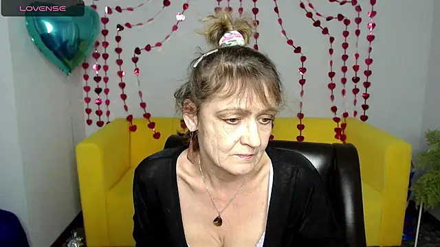 Snapshot of SexyGrandma_ chatting on February 11, 3:29 pm SexyGrandma online show from February 11, 3:29 pm