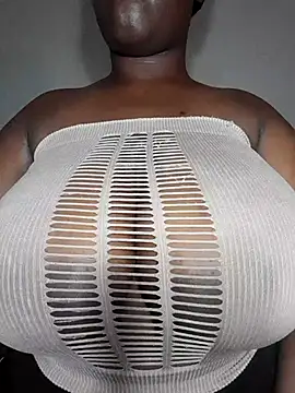 Snapshot of owamiee chatting on February 13, 10:43 pm owamiee online show from February 13, 10:43 pm