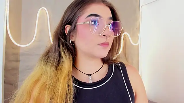 Shanntal  online show from February 16, 7:32 pm