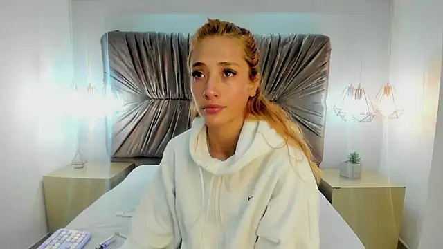 zoe taylorr1 online show from February 25, 4:24 am