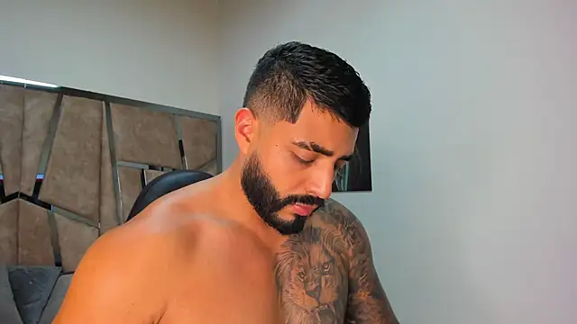 LeandroRusso online show from February 25, 11:00 pm