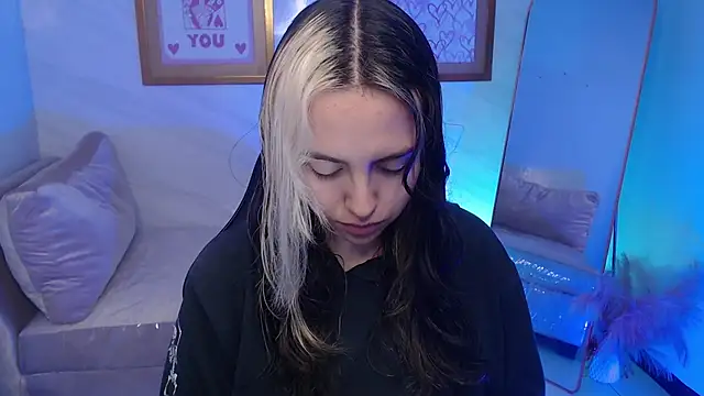 Hela v online show from November 18, 12:20 pm