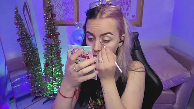 Hela v online show from December 22, 8:06 pm