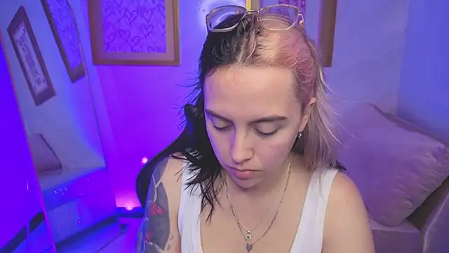 Hela v online show from January 15, 8:12 pm