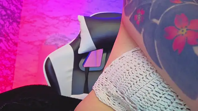 Hela v online show from March 22, 1:03 pm