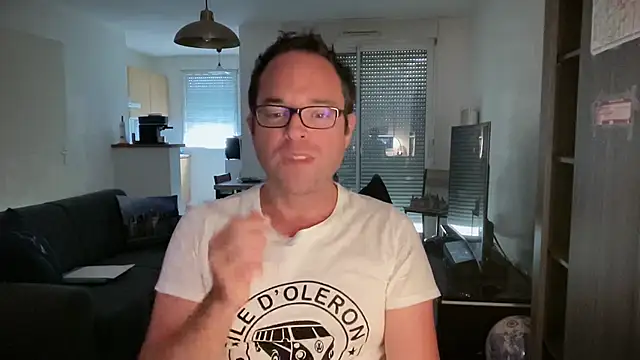 Snapshot of Funnyjul31 chatting on October 9, 10:13 am Funnyjul31 online show from October 9, 10:13 am