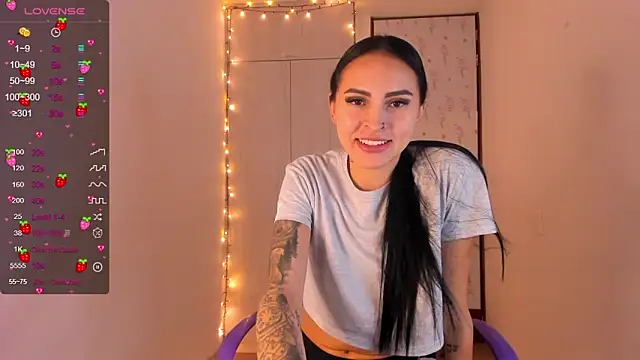 Snapshot of Little__Linda chatting on February 11, 12:28 am Little Linda online show from February 11, 12:28 am