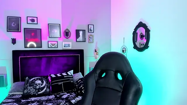 Snapshot of IsisRaichuu_ chatting on September 24, 8:23 pm IsisRaichuu online show from September 24, 8:23 pm