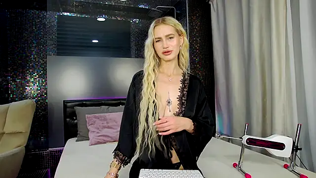 Snapshot of KristinaDane chatting on October 12, 3:05 am KristinaDane online show from October 12, 3:05 am