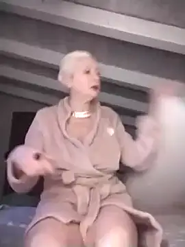 Snapshot of divinaerotica chatting on March 5, 5:18 pm divinaerotica online show from March 5, 5:18 pm