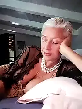 Snapshot of divinaerotica chatting on September 9, 1:32 pm divinaerotica online show from September 9, 1:32 pm