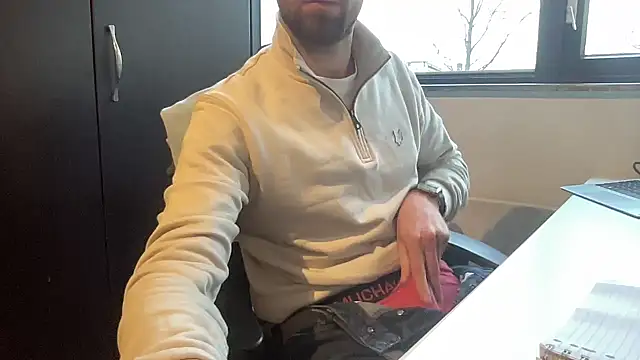 Snapshot of bullyboyy chatting on January 28, 2:42 pm bullyboyy online show from January 28, 2:42 pm