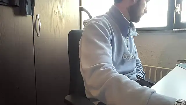 Snapshot of bullyboyy chatting on February 3, 8:57 am bullyboyy online show from February 3, 8:57 am