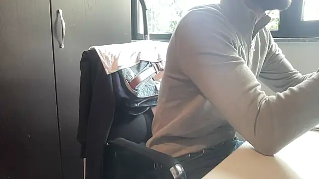 Snapshot of bullyboyy chatting on September 22, 7:21 am bullyboyy online show from September 22, 7:21 am