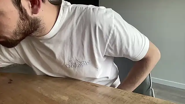 Snapshot of bullyboyy chatting on October 19, 11:33 am bullyboyy online show from October 19, 11:33 am