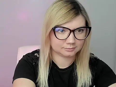 Snapshot of Lola_moree chatting on October 6, 11:40 am Lola moree online show from October 6, 11:40 am