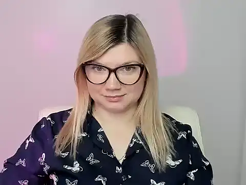 Snapshot of Lola_moree chatting on October 14, 5:30 am Lola moree online show from October 14, 5:30 am