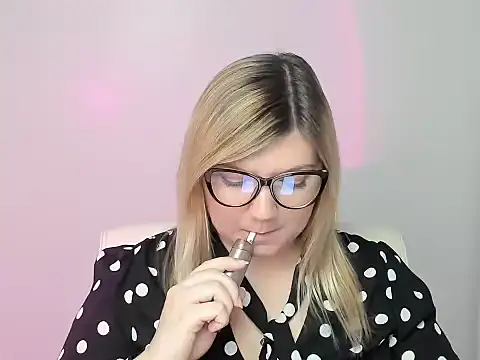 Snapshot of Lola_moree chatting on October 22, 12:16 pm Lola moree online show from October 22, 12:16 pm