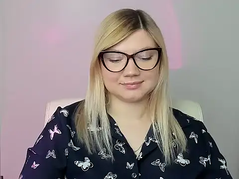 Snapshot of Lola_moree chatting on October 26, 12:55 pm Lola moree online show from October 26, 12:55 pm