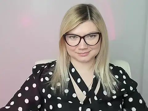 Snapshot of Lola_moree chatting on November 3, 1:12 pm Lola moree online show from November 3, 1:12 pm