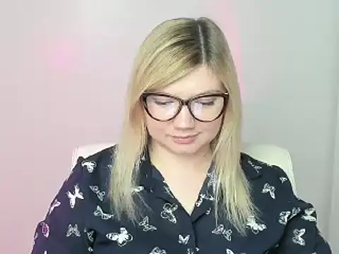 Snapshot of Lola_moree chatting on November 4, 12:59 pm Lola moree online show from November 4, 12:59 pm