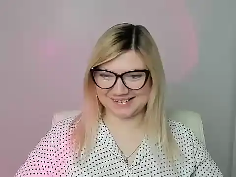 Snapshot of Lola_moree chatting on November 5, 1:00 pm Lola moree online show from November 5, 1:00 pm