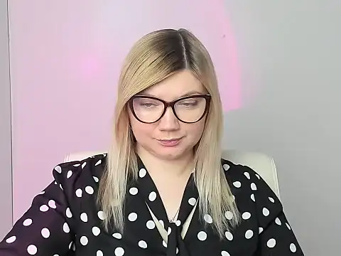 Snapshot of Lola_moree chatting on November 11, 12:49 pm Lola moree online show from November 11, 12:49 pm