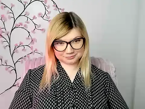 Snapshot of Lola_moree chatting on December 15, 12:42 pm Lola moree online show from December 15, 12:42 pm