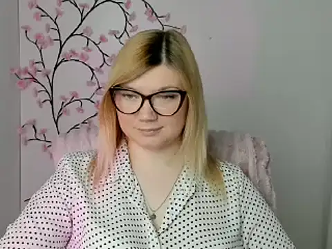 Snapshot of Lola_moree chatting on April 23, 12:29 pm Lola moree online show from April 23, 12:29 pm