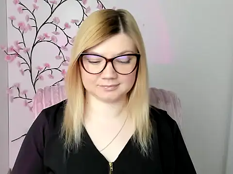 Snapshot of Lola_moree chatting on April 24, 11:34 am Lola moree online show from April 24, 11:34 am
