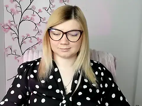 Snapshot of Lola_moree chatting on April 26, 11:41 am Lola moree online show from April 26, 11:41 am