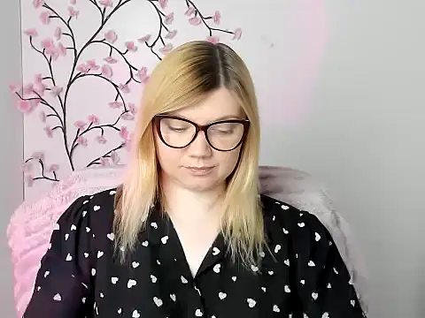 Snapshot of Lola_moree chatting on May 20, 11:49 am Lola moree online show from May 20, 11:49 am