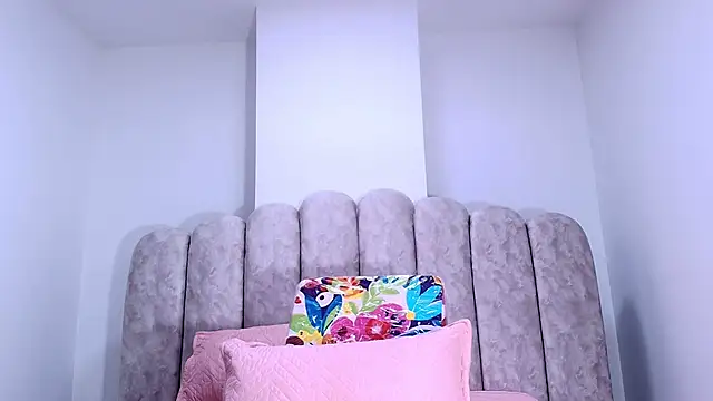 Snapshot of sharlott_miller chatting on December 4, 11:52 am sharlott miller online show from December 4, 11:52 am