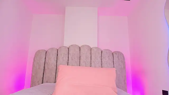 Snapshot of sharlott_miller chatting on February 20, 3:03 am sharlott miller online show from February 20, 3:03 am