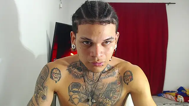 Snapshot of hot_man05 chatting on October 16, 4:13 am hot man05 online show from October 16, 4:13 am