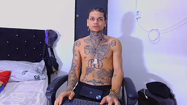 Snapshot of hot_man05 chatting on October 31, 11:17 pm hot man05 online show from October 31, 11:17 pm