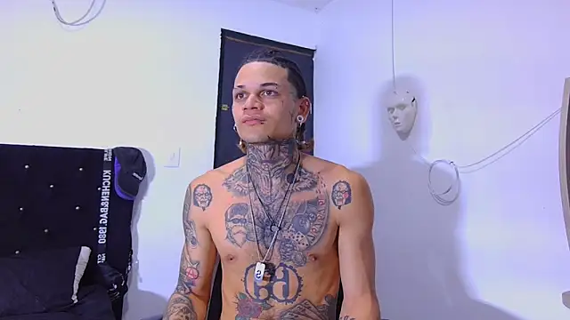 Snapshot of hot_man05 chatting on December 4, 9:01 pm hot man05 online show from December 4, 9:01 pm