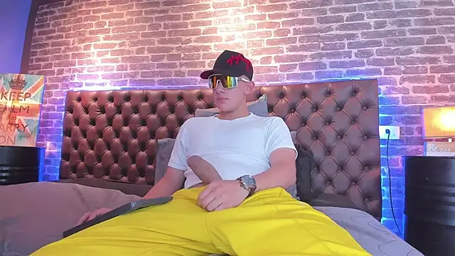 Snapshot of Thomas_May4rs chatting on February 21, 7:23 am Thomas May4rs online show from February 21, 7:23 am