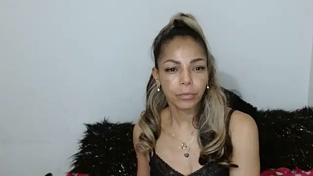 Lunasquirt1985 online show from October 24, 11:17 am