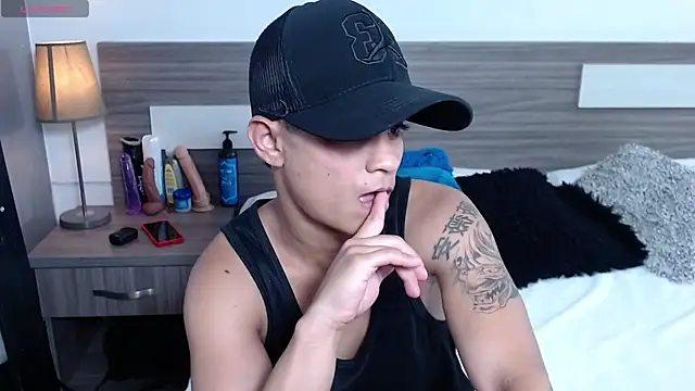 Liiamthompson online show from December 18, 9:21 pm