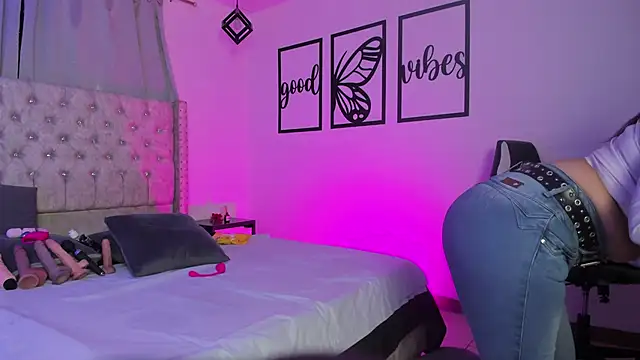 nicolee millerr online show from April 9, 12:43 pm