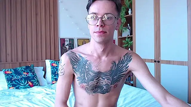 Snapshot of William_Henry_ chatting on February 13, 8:21 am William Henry online show from February 13, 8:21 am