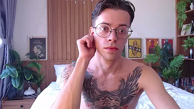 Snapshot of William_Henry_ chatting on February 21, 6:25 am William Henry online show from February 21, 6:25 am