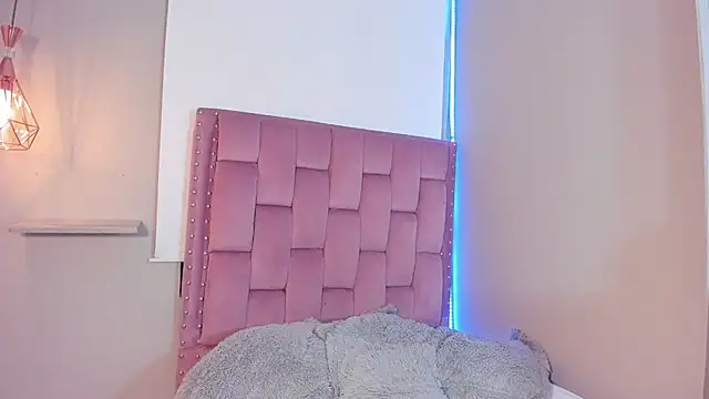 Roxy Stonee online show from March 26, 7:30 pm